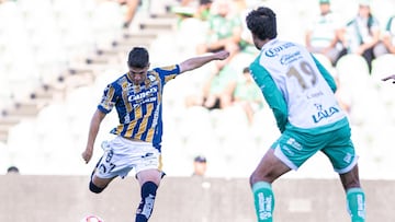 Benjamin Galdames of San Luis during the 9th round match between Santos and Atletico de San Luis as part of the Liga BBVA MX, Torneo Apertura 2025 at TSM Corona Stadium, on September 21, 2025 in Torreon, Coahuila, Mexico.