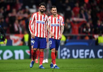 Con la llegada del mercado invernal finaliza la sanción de la FIFA al Atlético, que por fin puede inscribir a Diego Costa y Vitolo. Sus fichajes se habían cerrado antes, pero no tenían la opción de vestir la rojiblanca hasta enero. El ariete regresaba al club después de tres temporadas en el Chelsea, a donde se marchó tras LaLiga (2013-14). Un enfrentamiento con Antonio Conte para forzar su salida le lleva a estar seis meses parado antes de volver a jugar con el Atlético. Su última etapa estuvo marcada por las lesiones y las sanciones, que le impidieron tener continuidad. Aunque participó de forma determinante en la consecución de la Europa League y de la Supercopa de Europa, donde logró un doblete ante el Real Madrid. Pese a marcharse en diciembre de 2020, también tuvo su papel inicial en el último título de Liga. Vitolo por su parte cerró su fichaje en verano con una gran polémica mientras el Sevilla trabajaba su renovación. El Atlético pagó su cláusula de 36 millones y Vitolo jugó hasta enero cedido en Las Palmas. Como rojiblanco no ha podido brillar y siempre que ha llegado a ser importante le han castigado los problemas musculares. Actualmente se encuentra cedido en Las Palmas, donde también está siendo pasto de las lesiones.