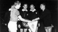 10 de octubre de 1962. La Romareda. Partido de vuelta entre el Real Zaragoza y el Glentoran. Los capitanes McCullough y Yarza intercambian banderines en presencia del árbitro portugués Herminio Soares.