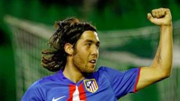 <b>DE CRACK. </b>Alberto Perea celebra el segundo tanto. El jugador del filial se lo dedicó a Rubén Pérez, que se marcha al Deportivo.