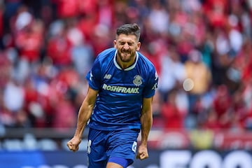 Paulinho festeja su gol con los Diablos Rojos del Toluca.