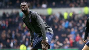 Davinson Sánchez durante el calentamiento del Tottenham Hotspur antes de un partido de Premier League.