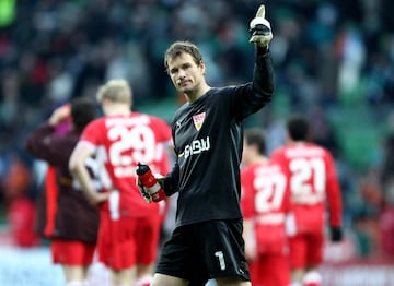 El portero llegó ya veterano al equipo de Baden-Wurtemberg. Tras acabar su contrato con el Arsenal en 2008, el portero, que contaba con 39 años, firmó dos temporadas con el Stuttgart, donde jugó sus dos últimas temporadas antes de colgar los guantes. 