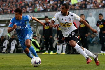 Yerson Opazo enfrenta a Jean Beausejour, en un partido del Apertura 2014/15.