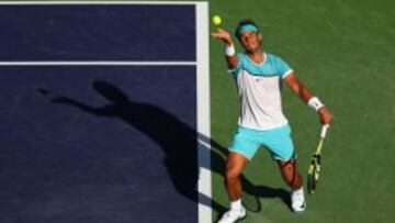 Rafael Nadal saca durante su partido ante Fernando Verdasco en el Masters 1000 de Indian Wells.