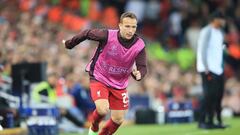 Arthur, jugador del Liverpool, calienta durante un partido.