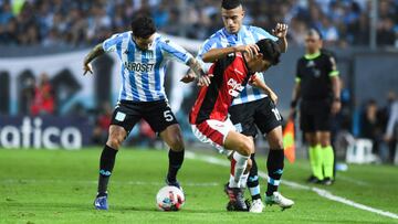 AVELLANEDA, ARGENTINA - APRIL 24: Justo Giani of Newell´s Old Boys fights for the ball with Eugenio Mena and Leonel Miranda of Racing Club during a match between Racing Club and Newell's Old Boys as part of Copa de la Liga 2022 at Presidente Peron Stadium on April 24, 2022 in Avellaneda, Argentina. (Photo by Rodrigo Valle/Getty Images)