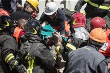 ITA48 FONTE DEL CAMPO (ITALIA), 24/08/2016.-Miembros de los servicios de emergencia ayudan a uno de los supervivientes del terremoto en la localidad de Fonte del Campo, cerca de Accumoli en el centro de Italia, hoy, 24 de agosto de 2016. Al menos 62 personas han muerto y decenas siguen aún desaparecidas tras el terremoto de 6 grados en la escala Ritcher ocurrido hoy en el centro de Italia, según los datos recogidos por los medios de comunicación italianos que se encuentran en los lugares afectados. EFE/Angelo Carconi