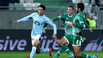 Jones conduce el balón durante el partido contra el Ludogorets.