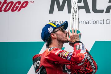 Francesco Bagnaia besa su trofeo durante la carrera del Gran Premio MotoGP PETRONAS de Malasia en el circuito de Sepang.