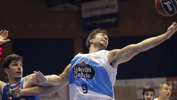 GRA452. SANTIAGO DE COMPOSTELA, 21/10/2017.- El ala pívot del Río Natura Obradoiro Nacho Llovet (d) tira ante Edu Martínez, (d) del San Pablo Burgos, durante el partido de la quinta jornada de Liga Endesa que disputan en el pabellón de Sar en Santiago de Compostela. EFE/Lavandeira jr