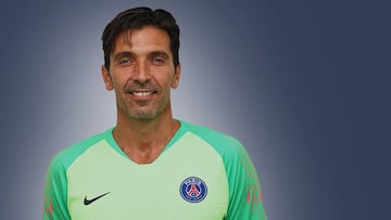 Buffon con la camiseta del PSG.
