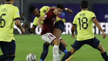 AMDEP4865. CARACAS (VENEZUELA), 23/01/2024.- Juan Mercado (atrás) de Ecuador disputa el balón con Carlos Faya de Venezuela hoy, en un partido del Torneo Preolímpico Sudamericano Sub-23 en el estadio Nacional Brígido Iriarte en Caracas (Venezuela). EFE/ Miguel Gutiérrez