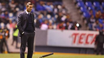 El estratega portugués del Cruz Azul no perdió detalle del cuadro que enfrentará su equipo en la siguiente jornada.
