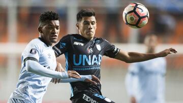 Futbol, Deportes Iquique vs Gremio,
 Copa Libertadores 2017.
 El jugador de Gremio Jailson, disputa  el balon contra Rafael Caroca de Deportes Iquique durante el partido de Copa Libertadores disputado en el estadio Zorros del desierto Calama, Chile.
 03/05/2017
 Cristian Rudolffi/Photosport******
 
 Football, Deportes Iquique vs Gremio,
 Copa Libertadores Championship 2017.
 Gremio&#039;s player Jailson, battles the ball against Rafael Caroc of Deportes Iquique during the match of the  Copa Libertadores Championship at Zorros del desierto stadium Calama, Chile.
 
 03/05/2017
 Cristian Rudolffi/Photosport