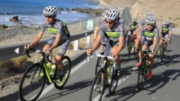 Alberto Contador rueda por Gran Canaria con sus compa&ntilde;eros del Tinkoff.
