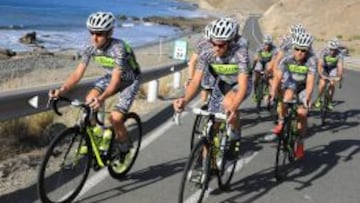 Alberto Contador rueda por Gran Canaria con sus compañeros del Tinkoff.