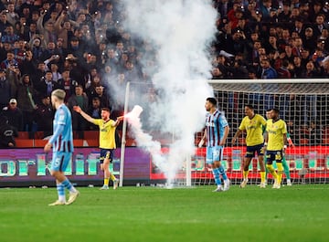 Numerosos ultras del Trabzonspor han agredido este domingo a los jugadores del Fenerbahçe tras perder su club en casa por 2-3. Tras pitarse el final del partido, los jugadores del Fenerbahçe intentaron celebrar la victoria sobre el césped, pero numerosos ultras del Trabzonspor irrumpieron en el campo agrediendo a los jugadores. Los futbolistas se defendieron, produciéndose una batalla campal de la que los jugadores fueron rescatados por las fuerzas de seguridad. 