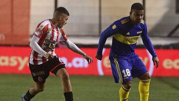 Boca Juniors' Colombian defender Frank Fabra (R) controls the ball next Barracas Central's midfielder Fernando Valenzuela during their Argentine Professional Football League Tournament 2022 match at Islas Malvinas stadium in Buenos Aires, on June 19, 2022. (Photo by ALEJANDRO PAGNI / AFP)