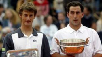 Albert Costa, número 20 del ránking, vence en la tercera final española a un joven Juan Carlos Ferrero que partía como claro favorito al título.