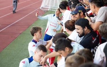 Los jugadores firmando y haciéndose fotos con los seguidores.