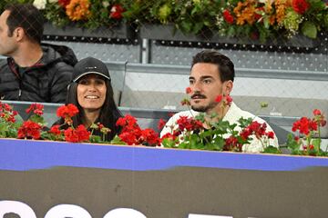 Casandra Busto y Damián Quintero durante el partido entre Rafa Nadal y el checo Jiri Lehecka correspondiente a los octavos de final del Mutua Madrid Open.