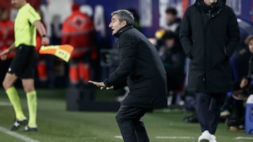 PAMPLONA, 21/12/2024.- El entrenador del Athletic de Bilbao, Ernesto Valverde, durante el encuentro de la jornada 18 de LaLiga que Atlético Osasuna y Athletic de Bilbao disputan este sábado en El Sadar. EFE/Jesús Diges