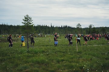 Cualquier superficie es buena para jugar un partido de fútbol. Incluso un campo embarrado como el que aparece en la imagen. Corresponde a la Copa Mundial de fútbol de pantano, que ha tenido lugar en Hyrynsalmi, Finlandia. Los equipos los forman cinco jugadores de campo y un portero que se enfrentan durante dos tiempos de diez minutos cada uno.