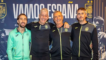 Mario Rivillos, Francisco Pérez (encargado de material), Luis Martínez Riaza (doctor) y Ángel Orejón (analista), en la Eurocopa.