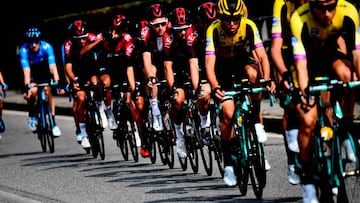 Pelotón en el Giro de Lombardía.