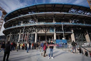 Vista general de los aficionados fuera del estadio antes del partido.