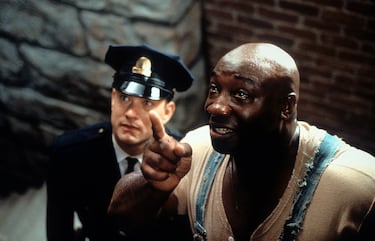 John Coffey (Michael Clarke Duncan), un hombre gigante con poderes milagrosos y un corazón de niño, es condenado injustamente por un crimen atroz. Su ejecución en la silla eléctrica es un acto de injusticia insoportable: muere perdonando a quienes lo temen y lo matan, cargando con el dolor del mundo como un mártir silencioso.
