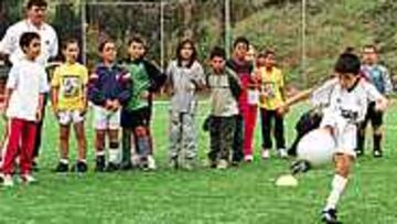 CAMACHO, FIEL A LA ESCUELA BRAFA DE BARCELONA. José Antonio Camacho estuvo ayer en Barcelona, visitando la Escuela Brafa. El seleccionador nacional acude año tras año a este afamado colegio deportivo en el que los chavales le piden todo tipo de consejos para llegar a ser las estrellas del futuro.