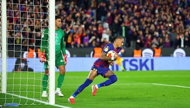 2-0. Raphina lanza desde los once metros y no falla, engaña a Musso que se vence al lado contrario.