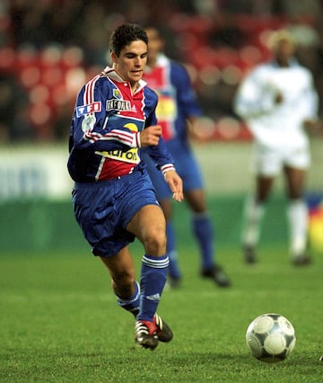 Llegó al Paris Saint Germain cedido la temporada 2000/01, permaneciendo dos temporadas en el equipo francés.