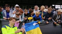 Illia Zabarnyi posa con aficionados ucranianos en Taunesstein, donde Ucrania ha instalado su base en la Eurocopa.