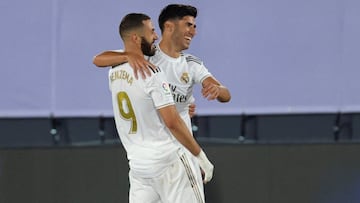 GRAF6154. MADRID, 10/07/2020.- El delantero del Real Madrid Marco Asensio (d) celebra con Benzem&aacute; tras marcar el segundo gol ante el Alav&eacute;s, durante el partido de Liga en Primera Divisi&oacute;n que disputan esta noche en el estadio Alfredo 