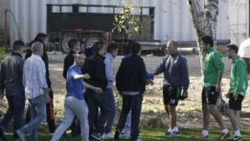 Pepe Mel, Jorge Molina y Nacho, con los supporters.