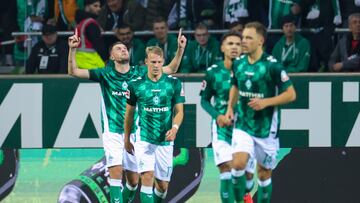 Bremen (Germany), 26/10/2024.- Marvin Ducksch of Bremen celebrates with teammates after scoring the 1-1 during the German Bundesliga soccer match between SV Werder Bremen and Bayer Leverkusen in Bremen, Germany, 26 October 2024. (Alemania) EFE/EPA/CHRISTOPHER NEUNDORF CONDITIONS - ATTENTION: The DFL regulations prohibit any use of photographs as image sequences and/or quasi-video.