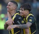Peñarol se lleva el clásico del fútbol uruguayo y afianza su liderato