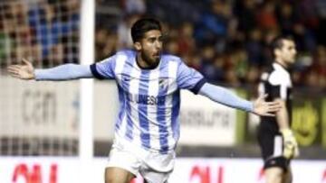 El centrocampista del Málaga Samuel García celebra el gol marcado al Osasuna durante el partido de la vigésimo séptima jornada de Liga de Primera División, disputado esta noche en el estadio de El Sadar.