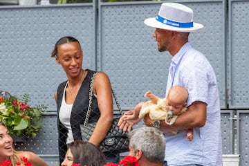 La atleta Ana Peleteiro y su chico, Benjamin Compaoré, junto a su hija Lúa.