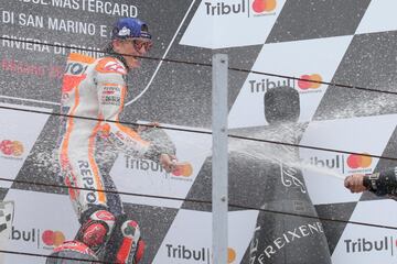 Marc Márquez celebra la victoria en el podio.