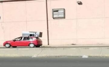 Intentan transportar un refrigerador en la cajuela de un auto Matiz, durante saqueos en Culiacán