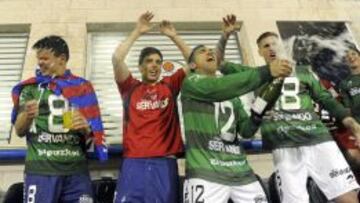 ALGARABÍA. Errasti, el único jugador de Eibar, Bóveda, Gilvan y Albentosa descorchan champán para celebrar el ascenso.