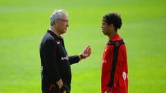 Manzano dialoga con Giovani en un entrenamiento.