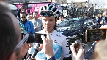 Chris Froome atiende a los medios durante la Vuelta a Andaluc&iacute;a.