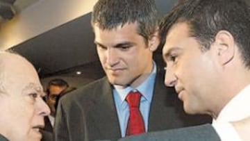 <b>CONFIANZA. </b>Jordi Pujol habla con Joan Laporta, en presencia de Enric Masip. El ex 'president' lo pasó mal el domingo después del clásico.