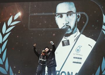 Lewis Hamilton junto a Toto Wolff, director ejecutivo de Mercedes-Benz en Fórmula 1.