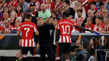 Soccer Football - Europa League - Athletic Bilbao v Slavia Prague - San Mames, Bilbao, Spain - October 24, 2024 Athletic Bilbao coach Ernesto Valverde talks to Alex Berenguer and Nico Williams REUTERS/Vincent West